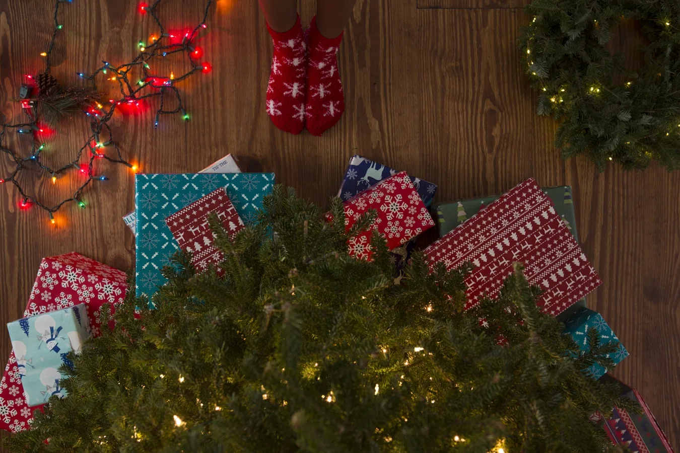 A decorated Christmas tree with wrapped gifts